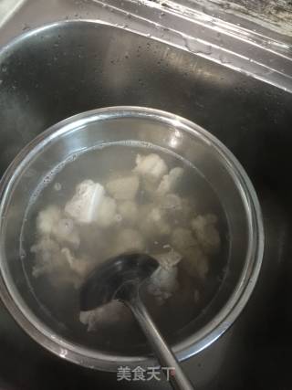 红萝卜煲玉米汤的做法步骤：1