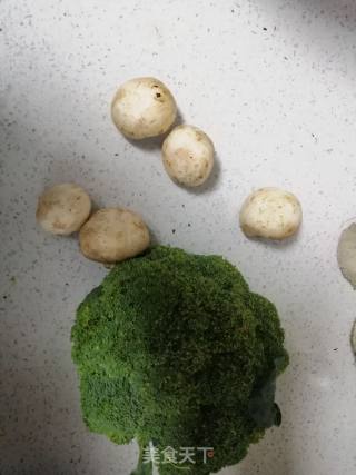 西兰花炒蘑菇的做法步骤：1