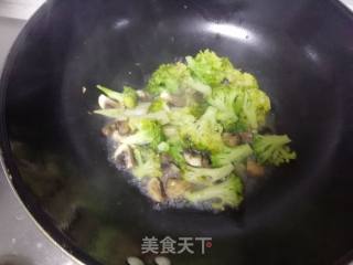 西兰花炒蘑菇的做法步骤：7