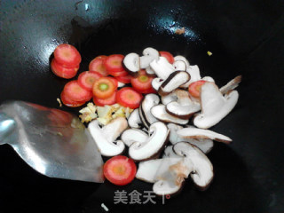 香菇胡萝卜炒方便面的做法步骤：8