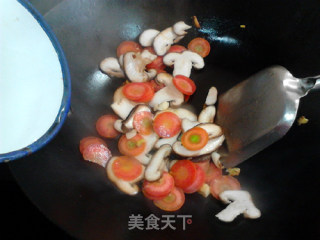 香菇胡萝卜炒方便面的做法步骤：9