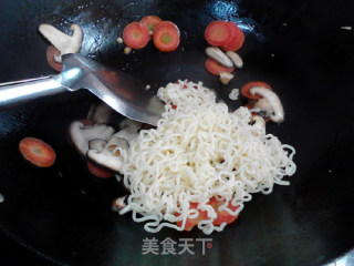 香菇胡萝卜炒方便面的做法步骤：10