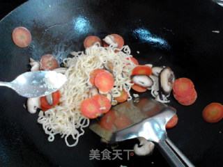 香菇胡萝卜炒方便面的做法步骤：11