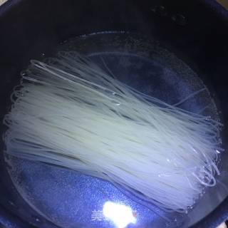 酸菜肉末米粉的做法步骤：2