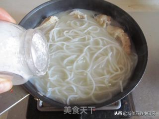 财鱼汤粉的做法步骤：8