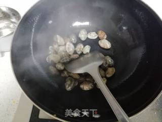 酸辣花甲米线的做法步骤：3