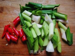 蒜苗炒牛肉丁的做法步骤：2