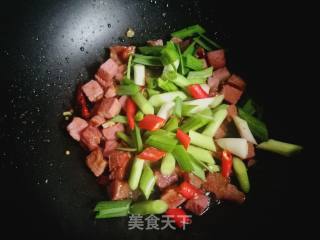 蒜苗炒牛肉丁的做法步骤：6