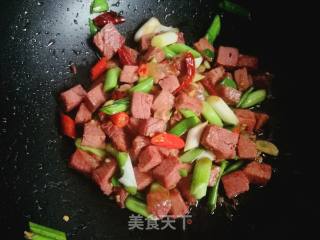 蒜苗炒牛肉丁的做法步骤：7