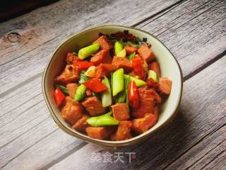 蒜苗炒牛肉丁的做法步骤：9