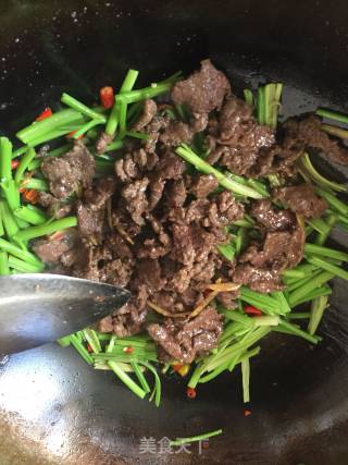 芹菜炒牛肉的做法步骤：5