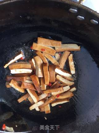 芹菜炒香干的做法步骤：3