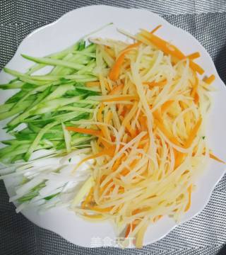 土豆丝黄瓜卷薄饼的做法步骤：2