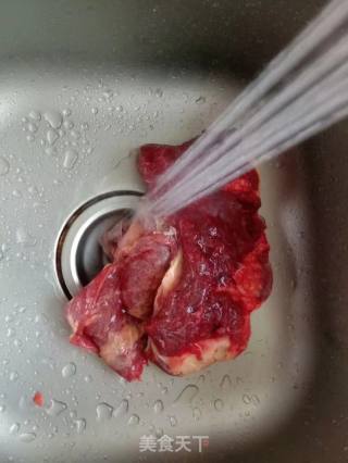 胡萝卜炖牛腩的做法步骤：1