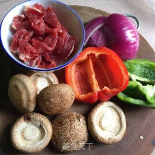 牛肉香菇披萨的做法步骤：1