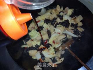白菜木耳烧面筋的做法步骤：8