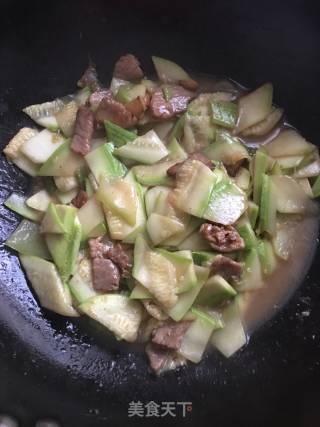 牛肉炒西葫芦的做法步骤：7