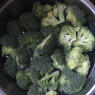 清炖西兰花虾仁的做法步骤：2