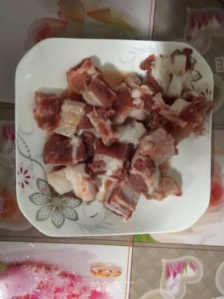 如何使排骨外酥内嫩：糖酥排骨的做法步骤：1