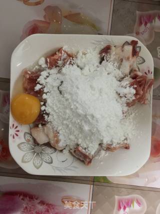 如何使排骨外酥内嫩：糖酥排骨的做法步骤：2