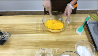 咸蛋黄火腿蛋糕卷的做法步骤：2