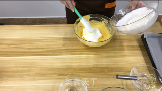 咸蛋黄火腿蛋糕卷的做法步骤：7