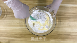 咸蛋黄肉松麻薯包的做法步骤：2