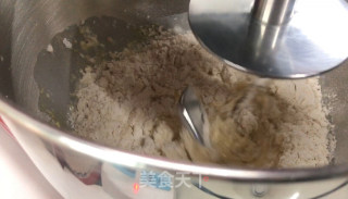 咸蛋黄豆沙面包，满满的内馅幸福感十足的做法步骤：1