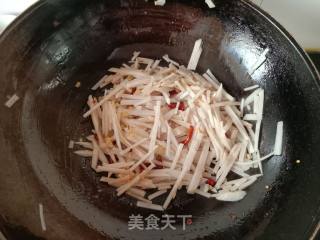 酸菜炒芋丝的做法步骤：7