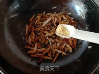 酸菜炒芋丝的做法步骤：11