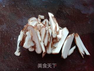 香菇青豆炒面筋的做法步骤：2