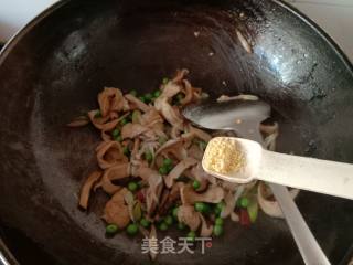 香菇青豆炒面筋的做法步骤：12