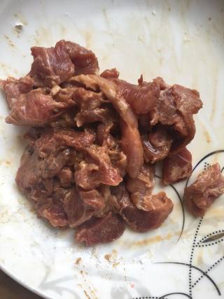 牛肉炒豆芽的做法步骤：1