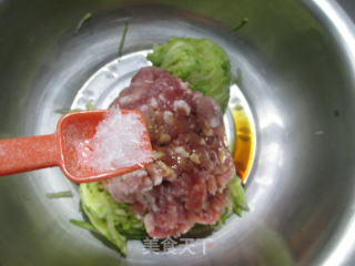 西葫芦肉馅饺子的做法步骤：9