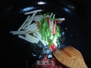 花生苗炒香肠的做法步骤：6