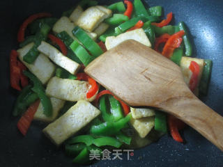 双椒炒老豆腐的做法步骤：12