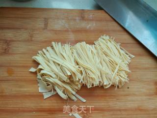 豆腐丝蛋皮拌黄瓜的做法步骤：3