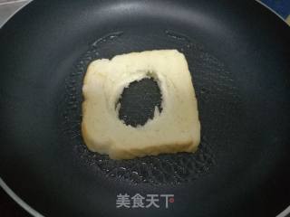 土司荷包蛋的做法步骤：3