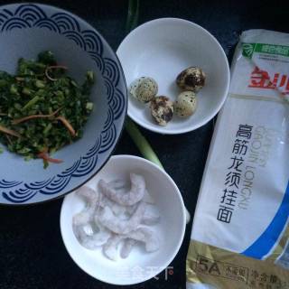 雪菜虾仁龙须面的做法步骤：1