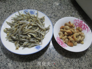 腰果炒大海蜒的做法步骤：1