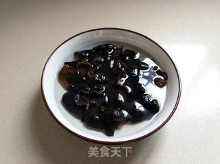 豆腐木耳焖鸡的做法步骤：1