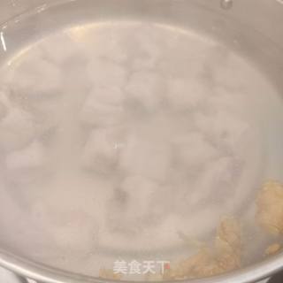 番茄玉米排骨汤的做法步骤：3