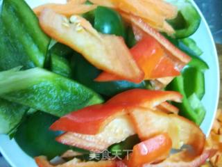 牛肉炒圆椒红萝卜的做法步骤：2