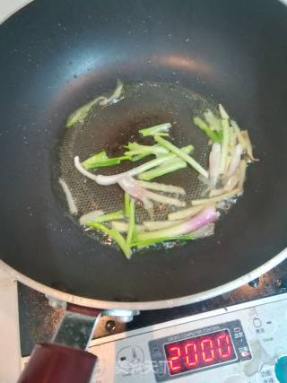 牛肉炒圆椒红萝卜的做法步骤：3