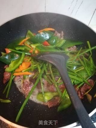 牛肉炒圆椒红萝卜的做法步骤：4