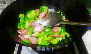 香肠炒柿子椒的做法步骤：7