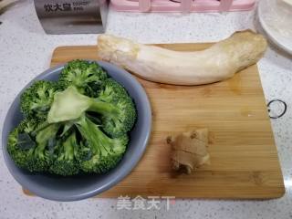 蚝汁杏鲍菇扣西兰花的做法步骤：1