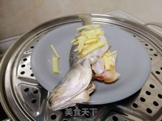 清蒸鲈鱼的做法步骤：1