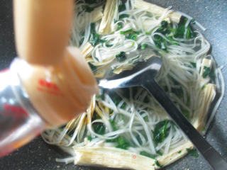 菜芯干腐竹汤面的做法步骤：7