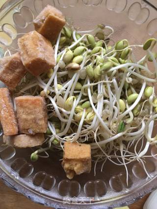 油豆腐炖豆芽的做法步骤：1